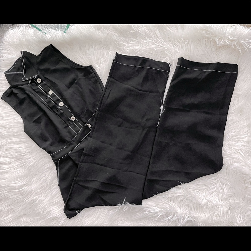 6𝒇𝒐𝒓$50 Jumpsuit black sleeveless collared sizeM/L